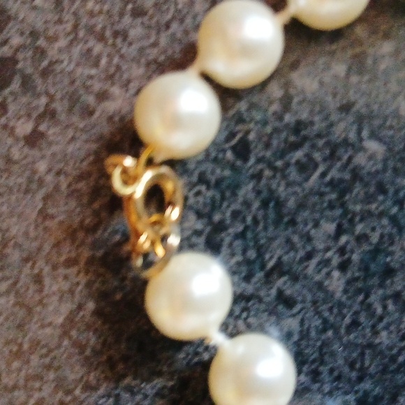 faux pearl bracelet and Necklace matching set with golden clasps - Picture 6 of 6